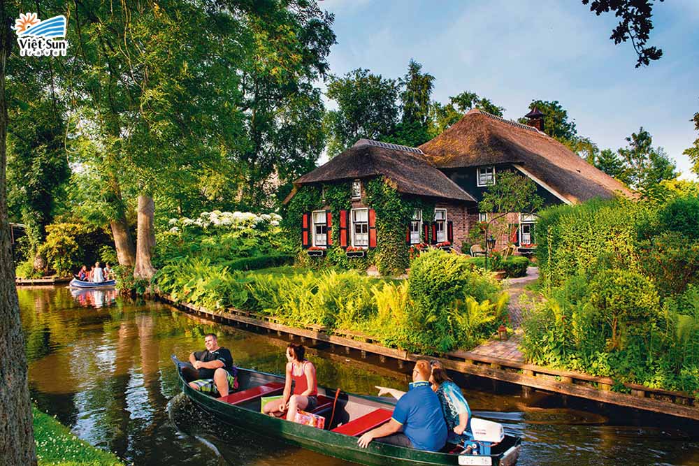 Ng&ocirc;i l&agrave;ng Giethoorn di chuyển bằng thuyền