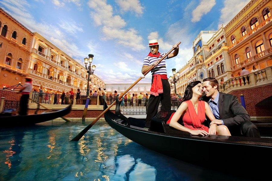 Du lịch bằng thuyền tại Venice